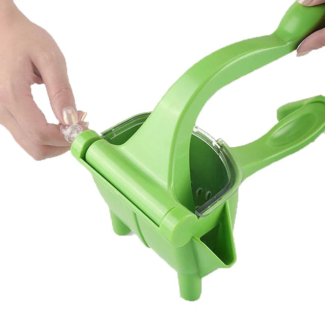 Handheld juicer